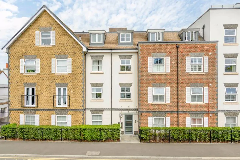 2 bed flat for sale — Bridge Street, Walton-On-Thames KT12 1AL