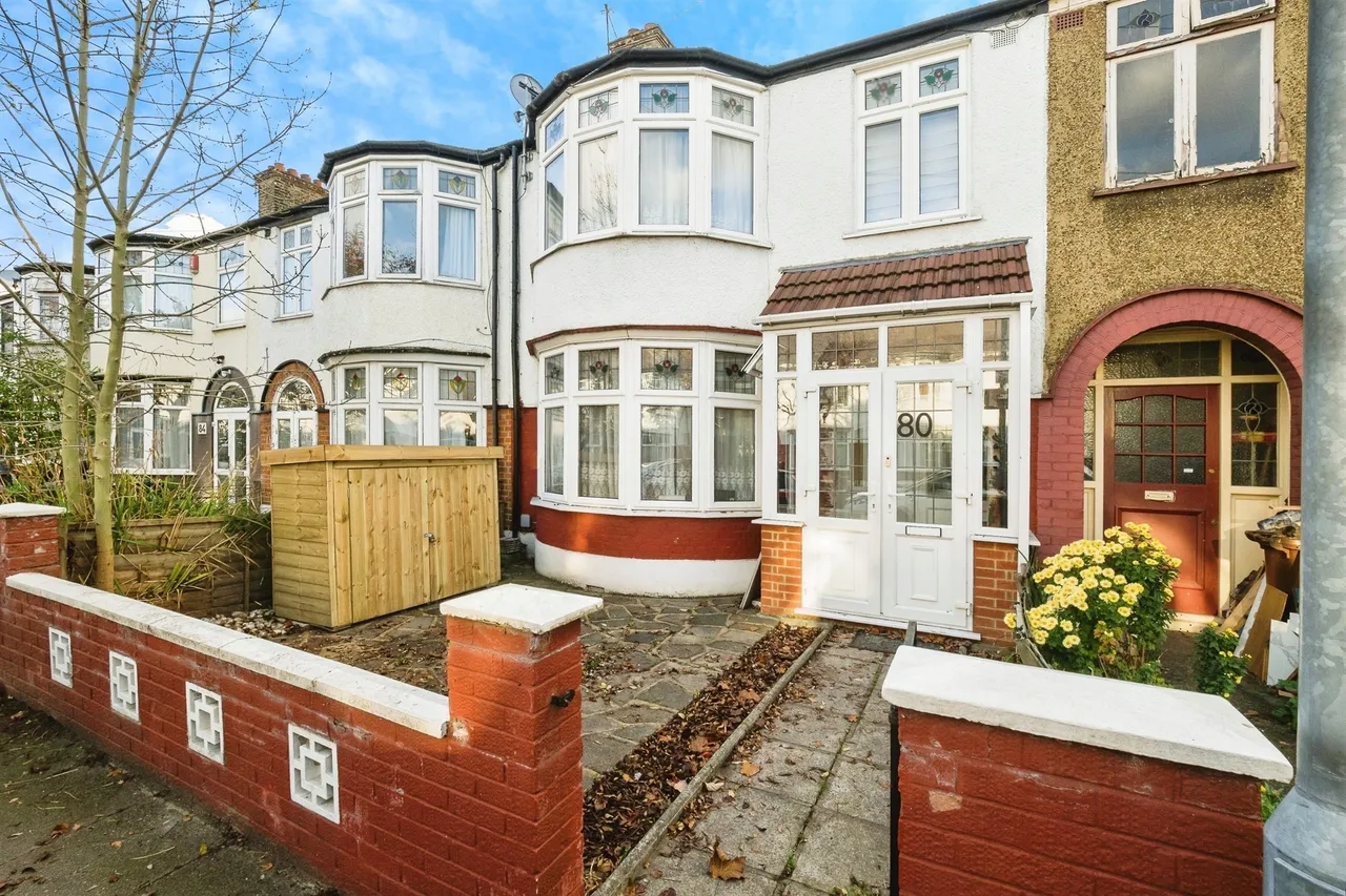 3 bed house for sale — Lyndhurst Gardens, Barking