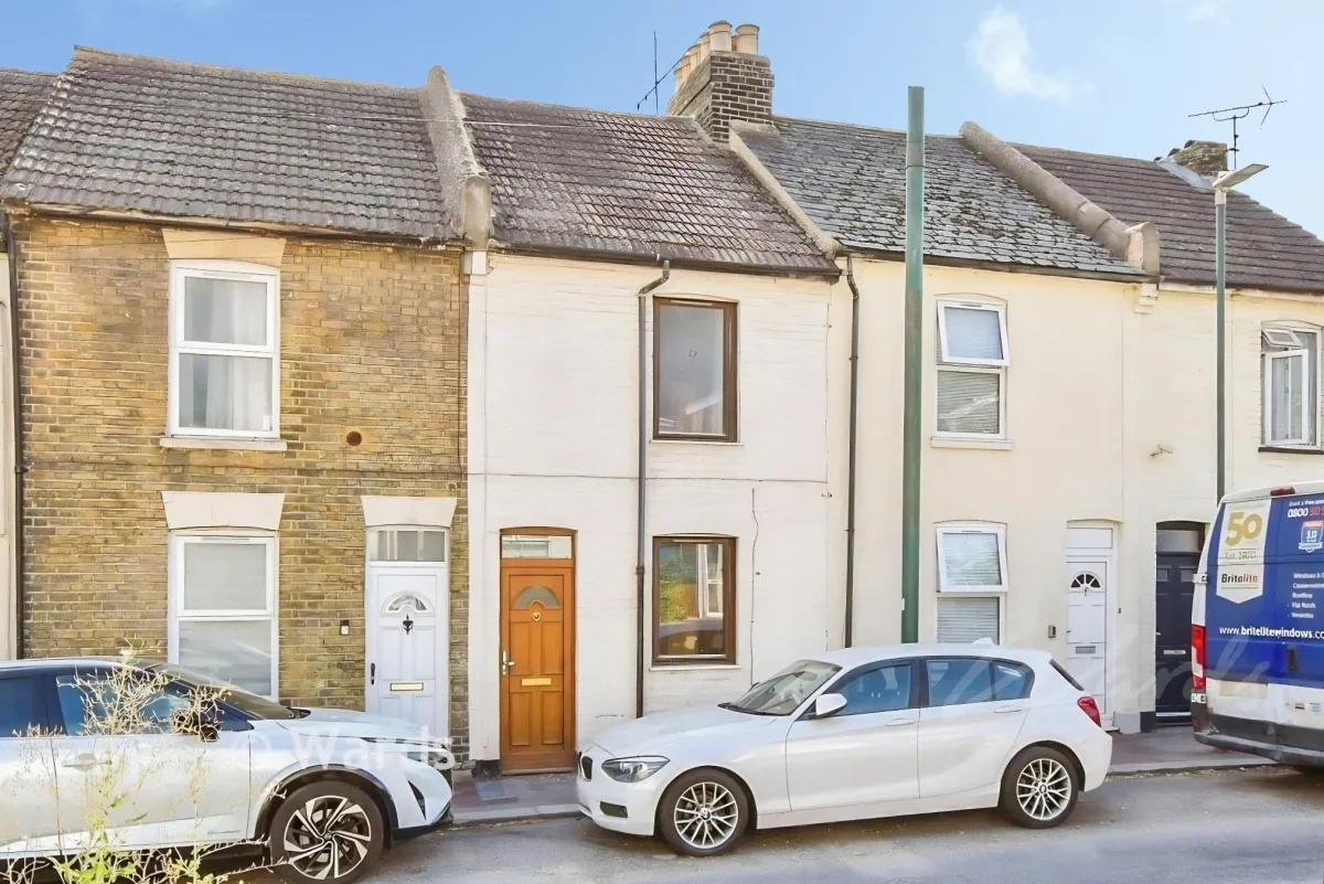 2 bed house to rent, Upper Luton Road, Chatham, ME5