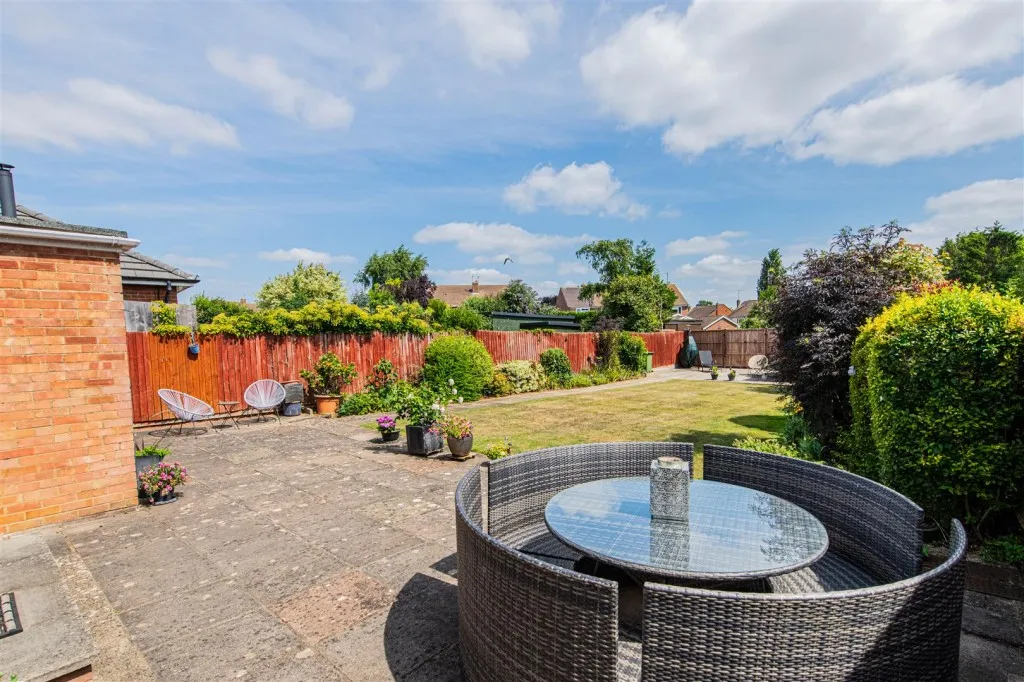 Westhill Drive, Kettering, photo 10