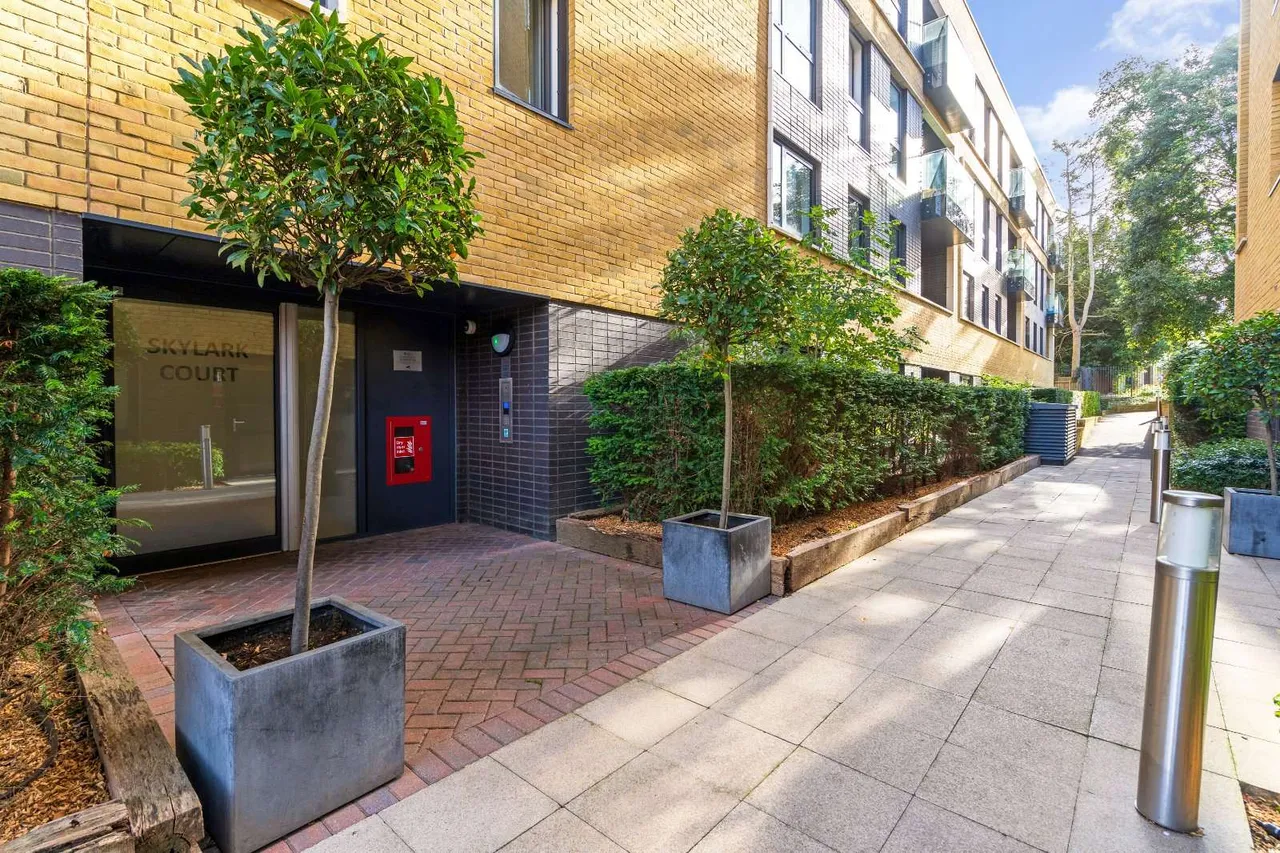 2 bed flat for sale, Pipit Drive, Putney, SW15