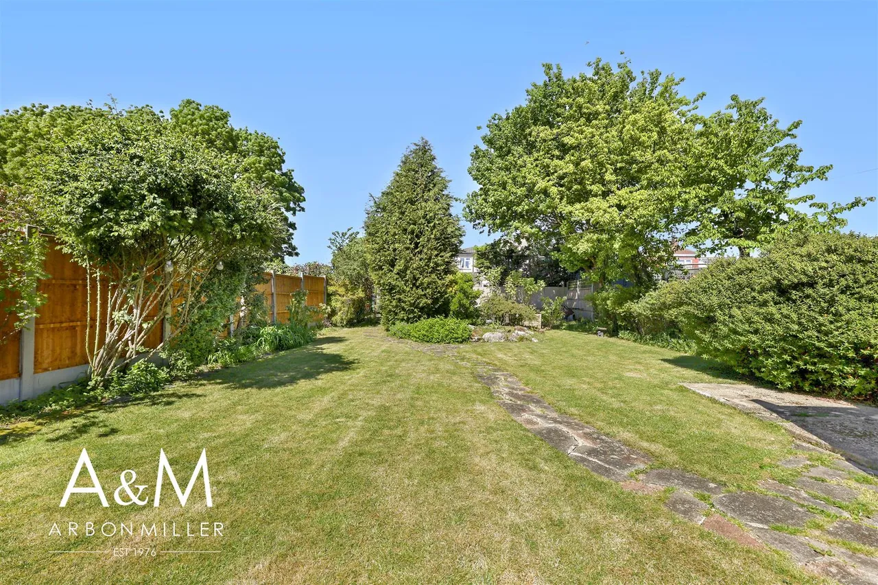 Berkeley Avenue, Clayhall, Essex, Ilford, IG50UL, photo 18