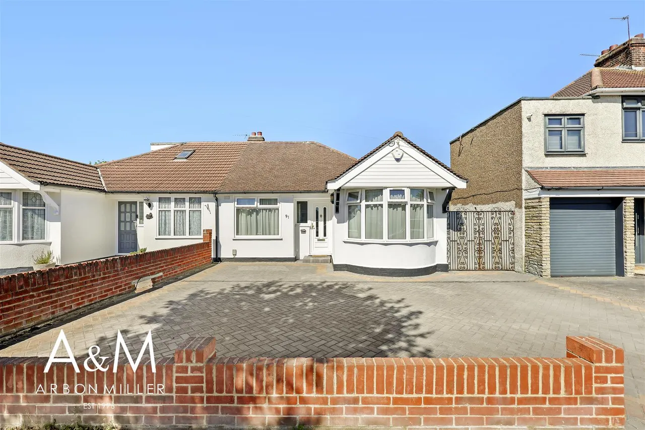 3 bed property for sale — Berkeley Avenue, Clayhall, Essex, Ilford, IG50UL
