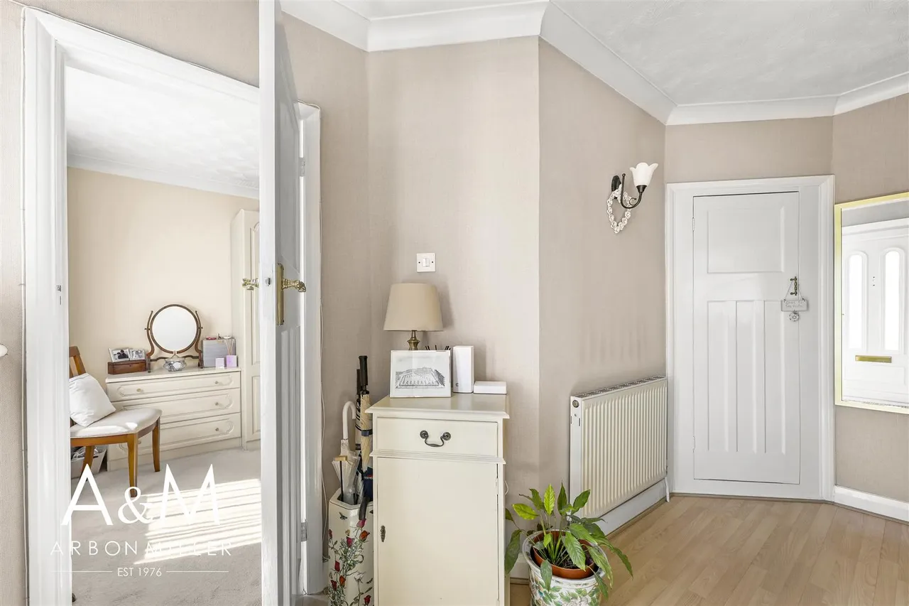 Berkeley Avenue, Clayhall, Essex, Ilford, IG50UL, photo 3