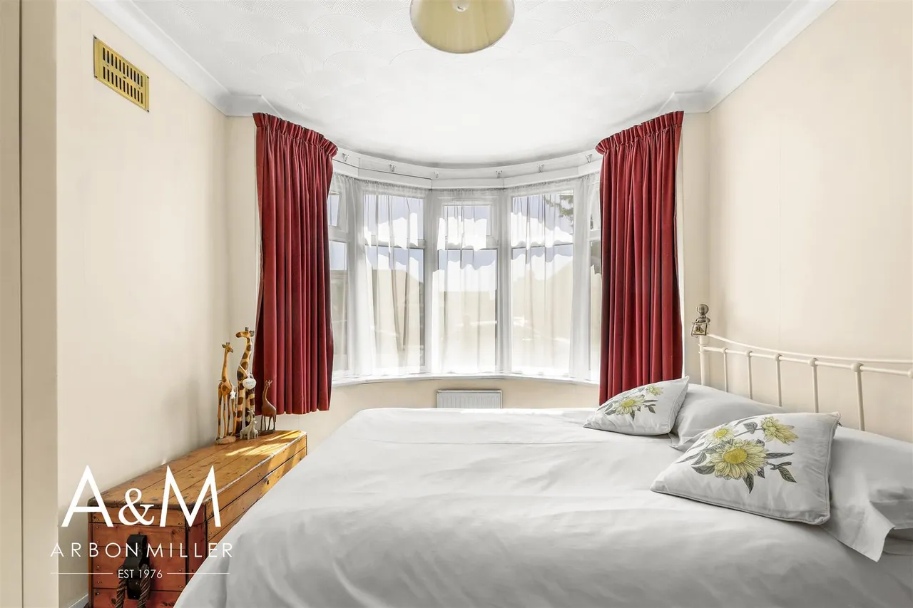 Berkeley Avenue, Clayhall, Essex, Ilford, IG50UL, photo 11