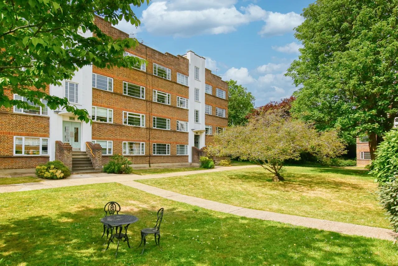 2 bed flat for sale — Park Road, Hampton Wick, KT1 4AX