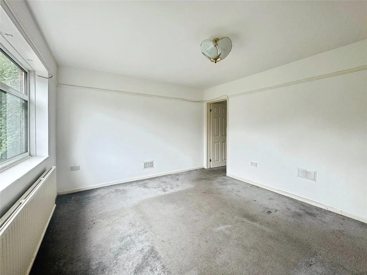 Queens Crescent, Upton, CH2, photo 2