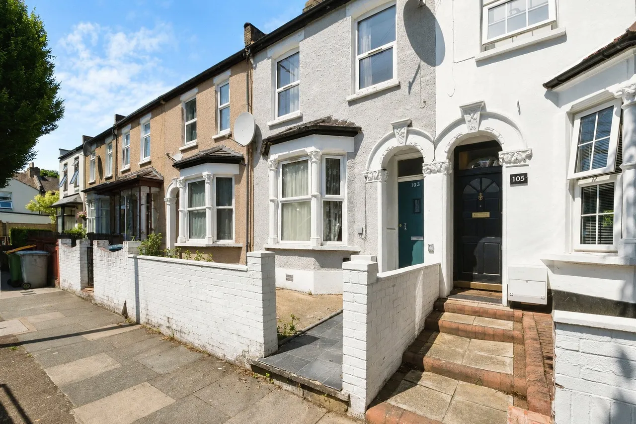 3 bed house for sale — Sutton Court Road, Plaistow, London, E13