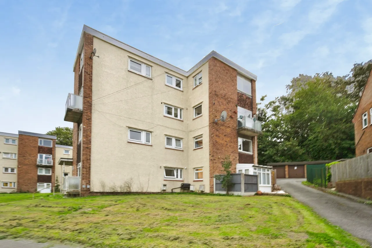 3 bed flat for sale, Queenshill Avenue, Leeds, LS17