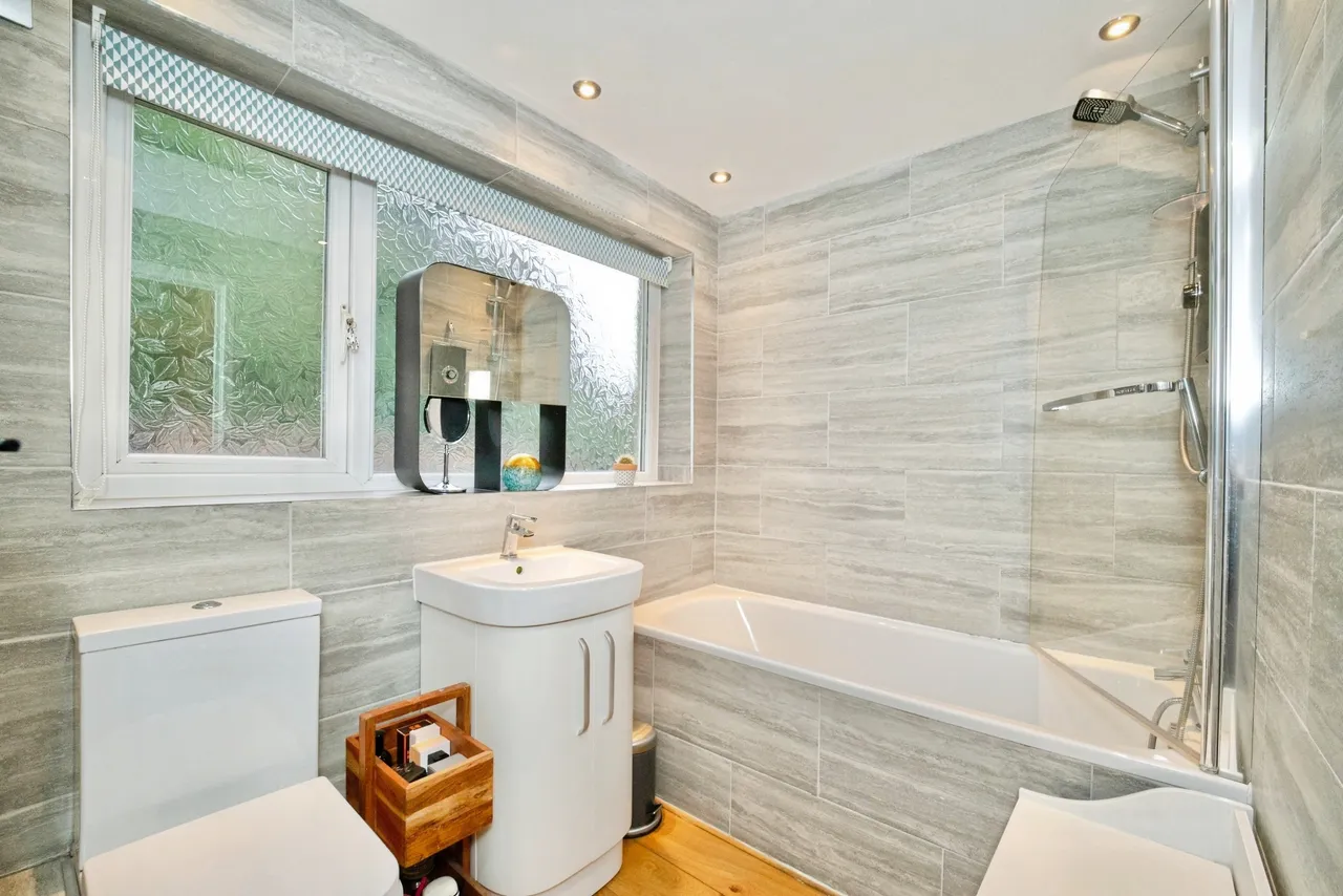 Queenshill Avenue, Leeds, LS17, photo 12