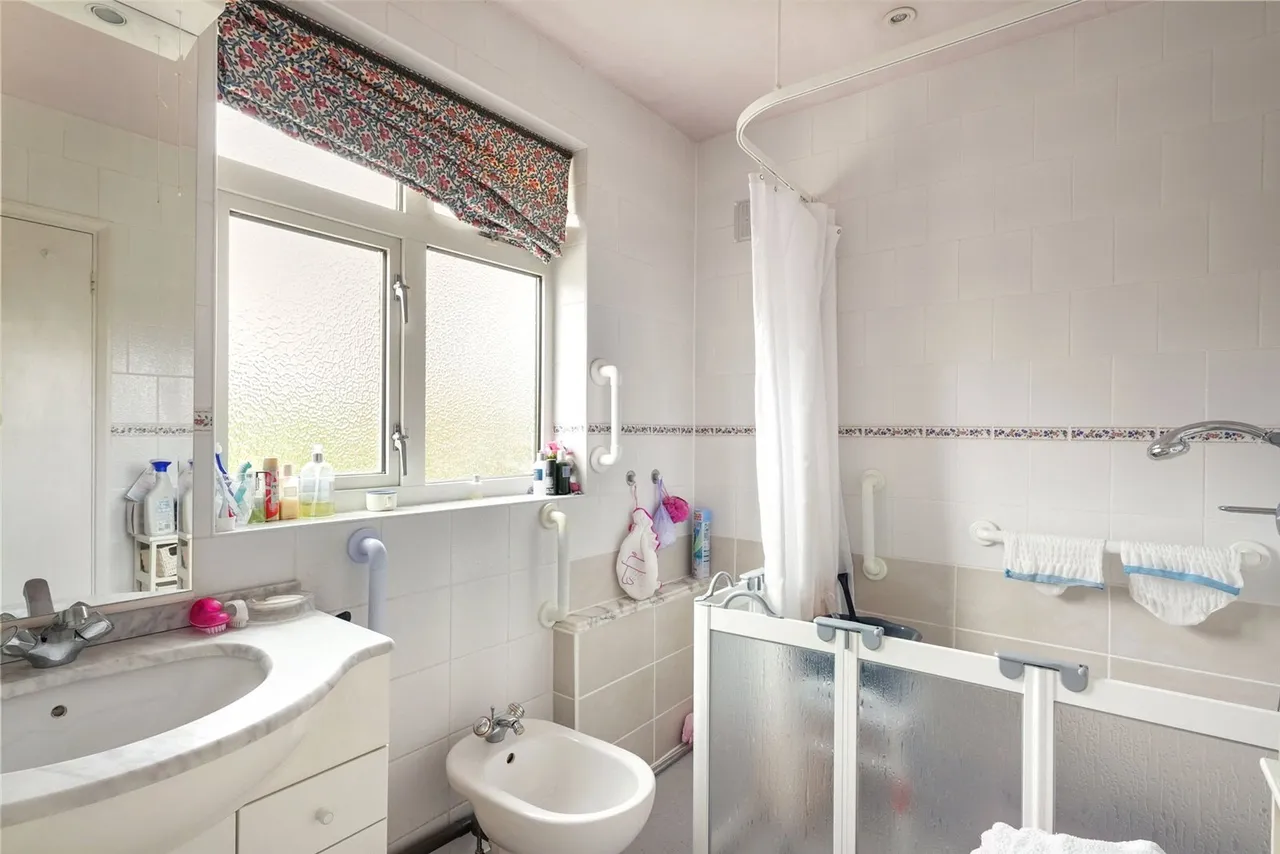 Chestnut Avenue, Hampton, TW12 2NY, photo 17