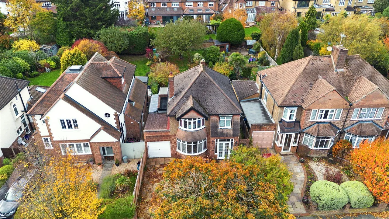 3 bed house for sale — Chestnut Avenue, Hampton, TW12 2NY
