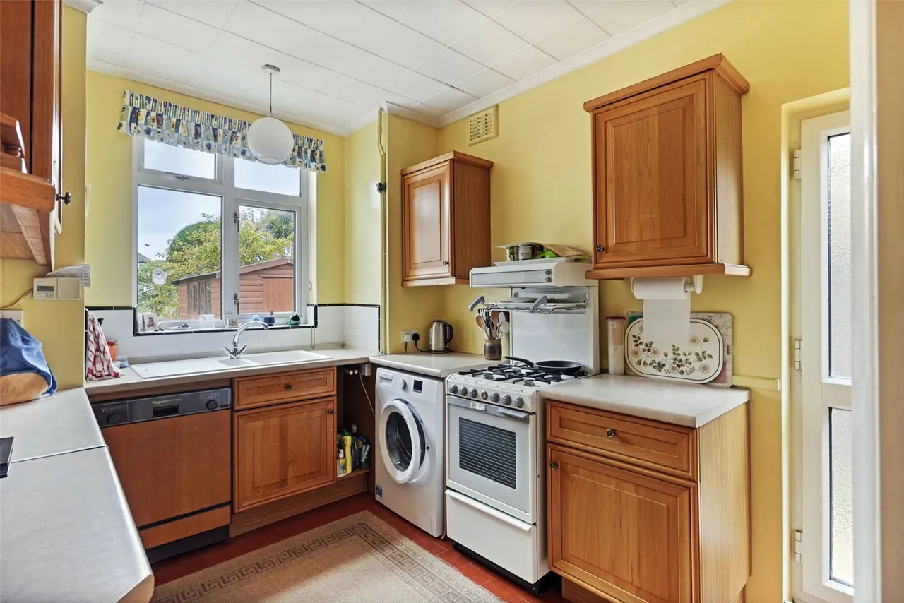 Chestnut Avenue, Hampton, TW12 2NY, photo 13