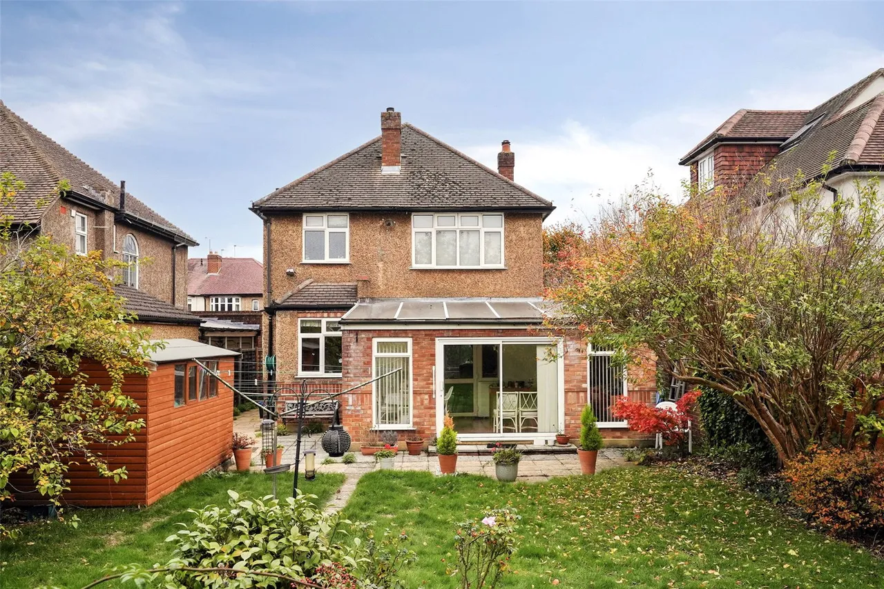 Chestnut Avenue, Hampton, TW12 2NY, photo 19
