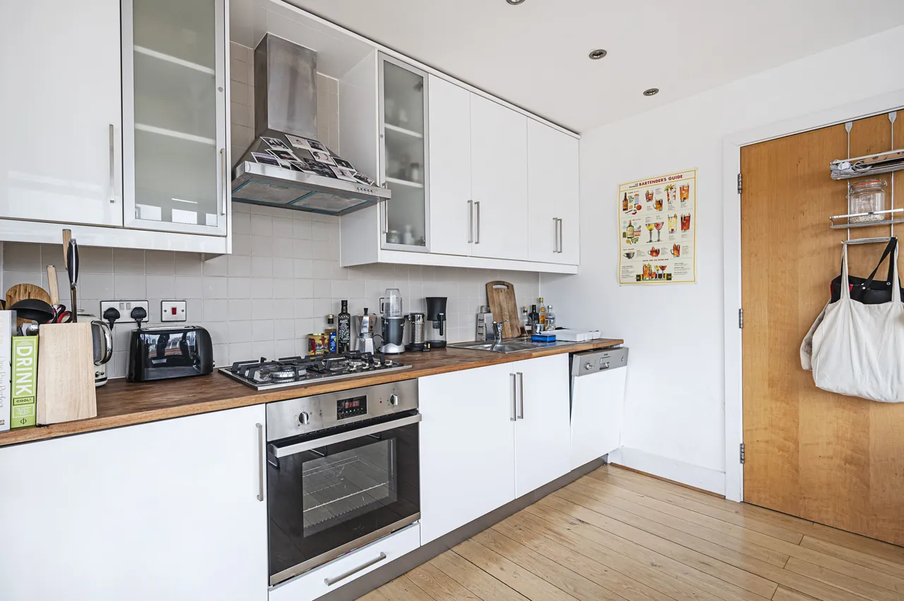 10 Saxon House, 1 Thrawl Street, London, photo 2