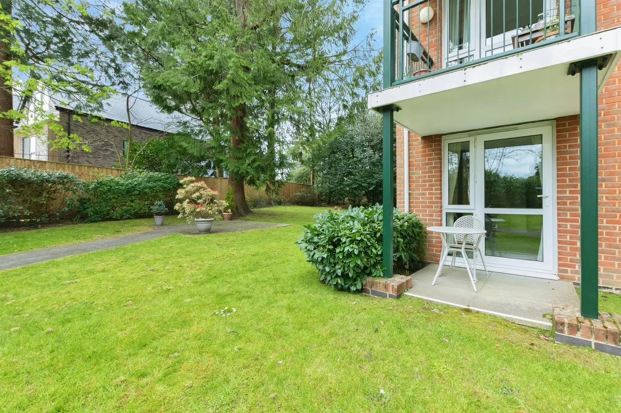 Ringwood Road, Ferndown, photo 3