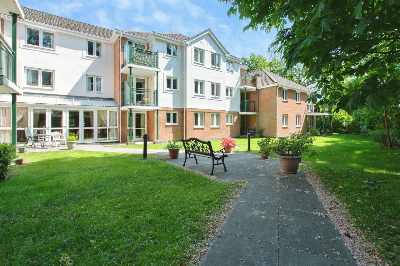 Ringwood Road, Ferndown, photo 2