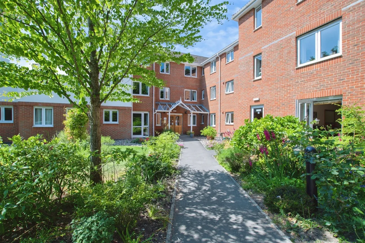 Ringwood Road, Ferndown, photo 12