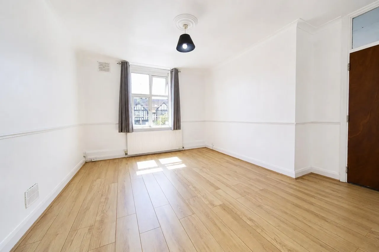 Oakleigh Road North, London N20 0TX, photo 2