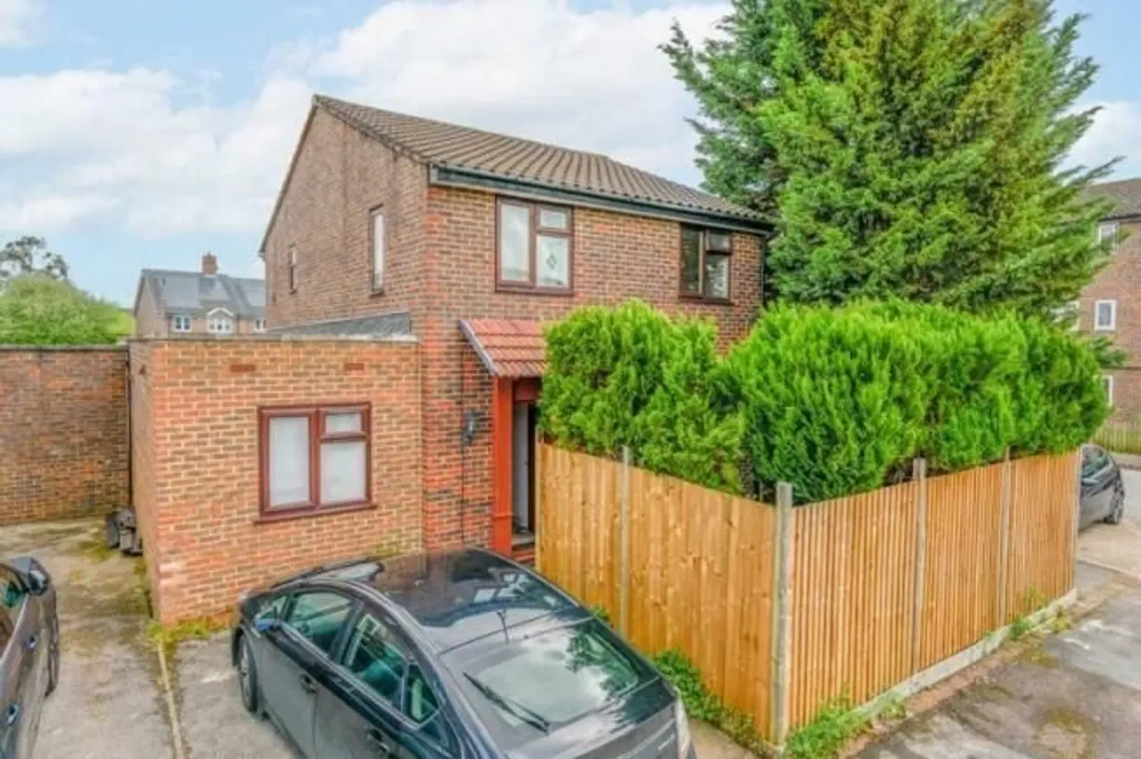 6 bed property for sale — Ambleside Avenue, Walton-on-thames, K...