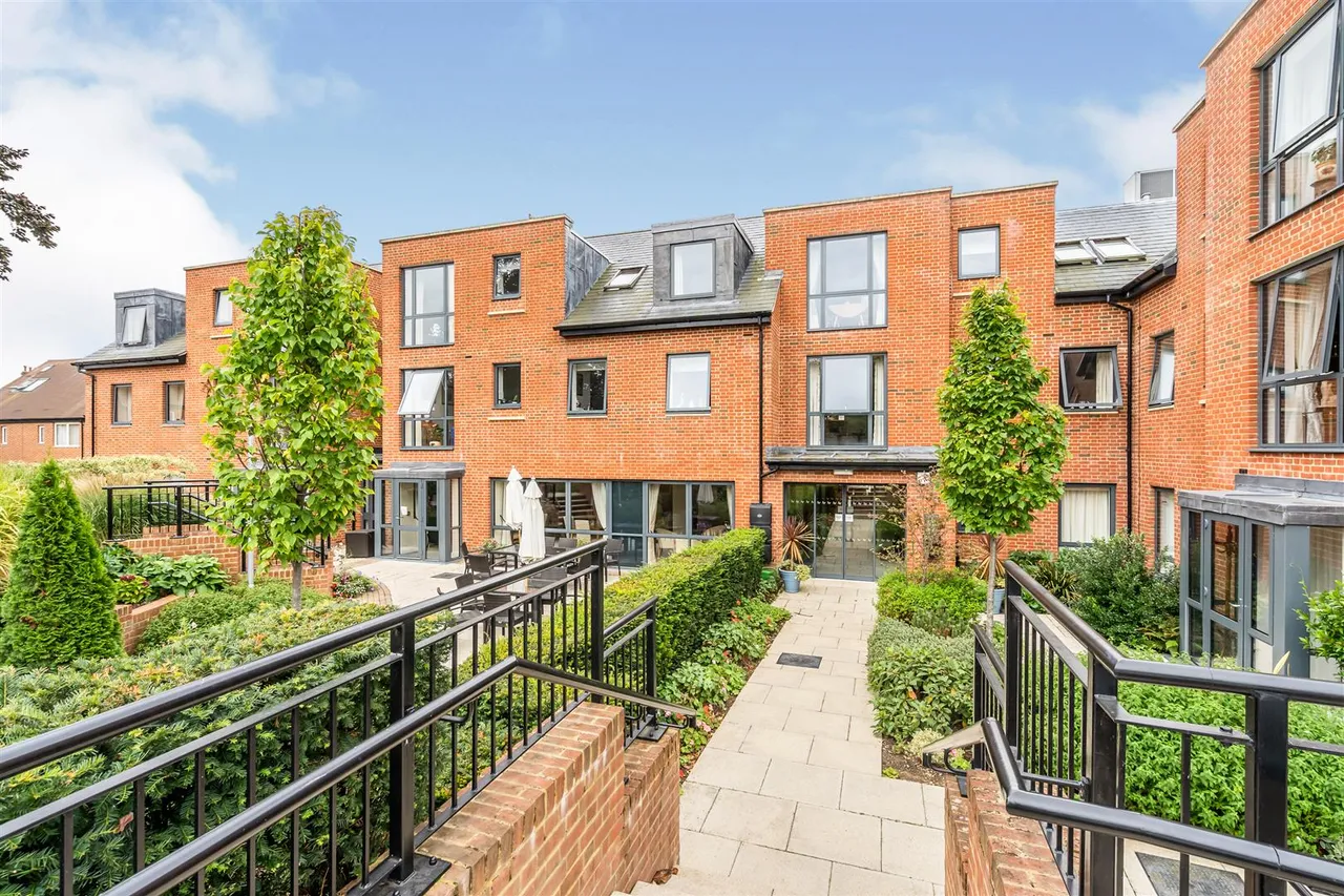 2 bed flat for sale, St. Margarets Way, Midhurst, GU29