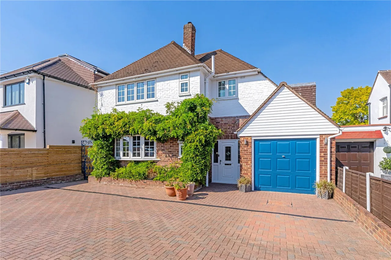6 bed house for sale — Manor Lane, Sunbury, TW16 6JE