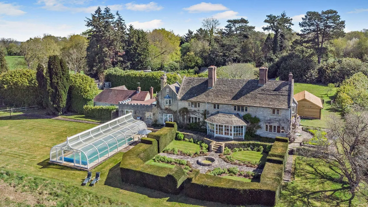 Tower Hill, Horsham, West Sussex, RH13 0AQ, photo 2