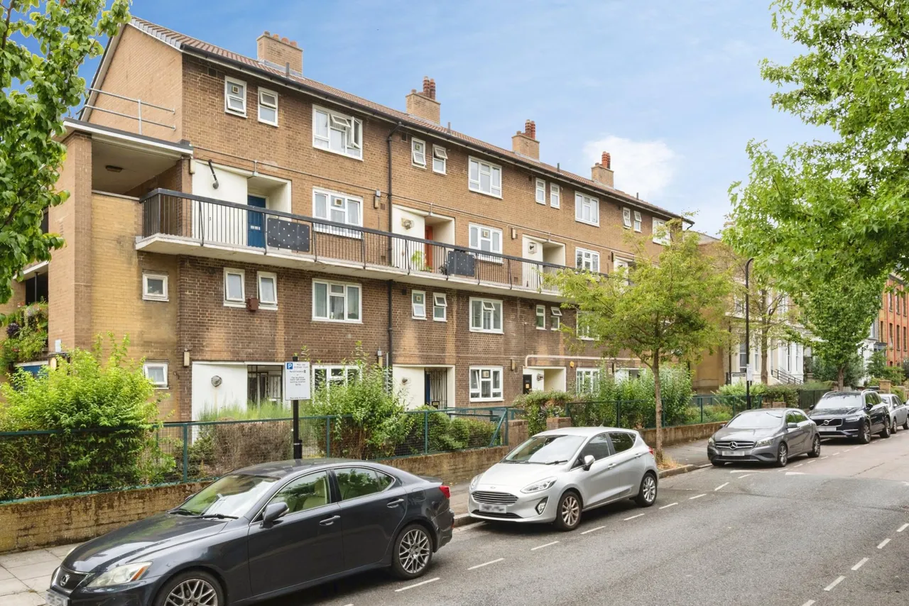 3 bed flat for sale, Frampton Park Road, London, E9
