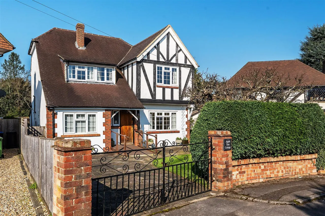 4 bed house for sale, Rectory Close, Ashtead, KT21