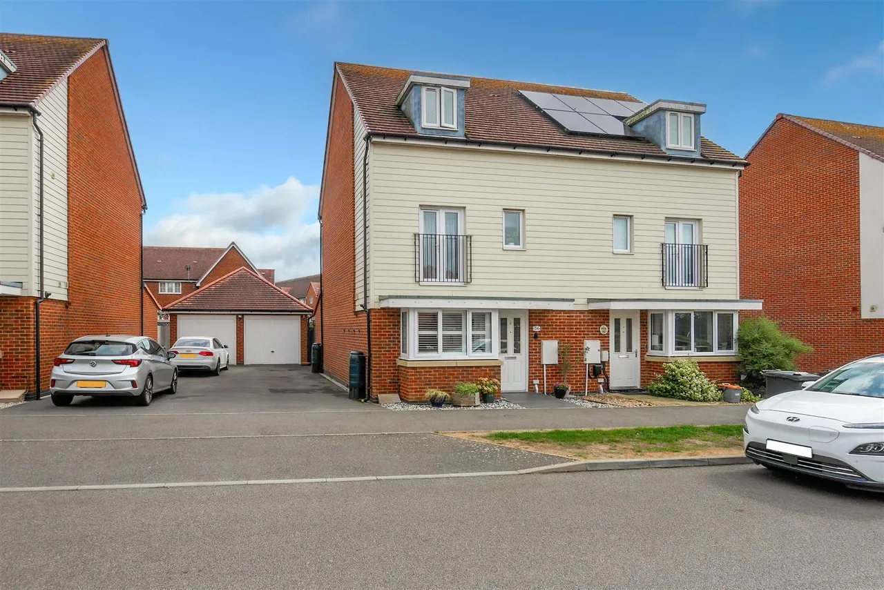 4 bed house for sale, Benjamin Gray Drive, Littlehampton