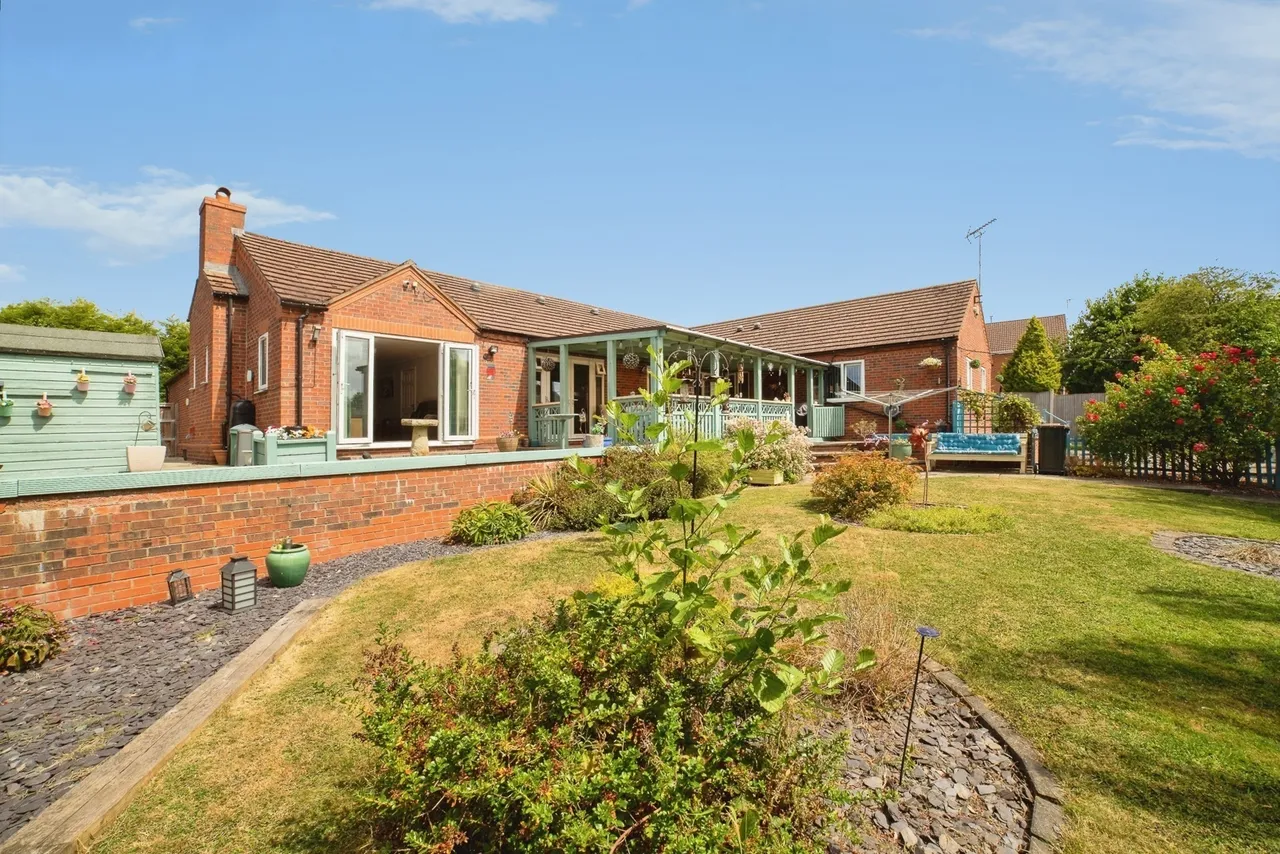 4 bed property for sale — Rose Cottage Drive, Huthwaite, Sutton-in-Ashfield, Nottinghamshire, NG17