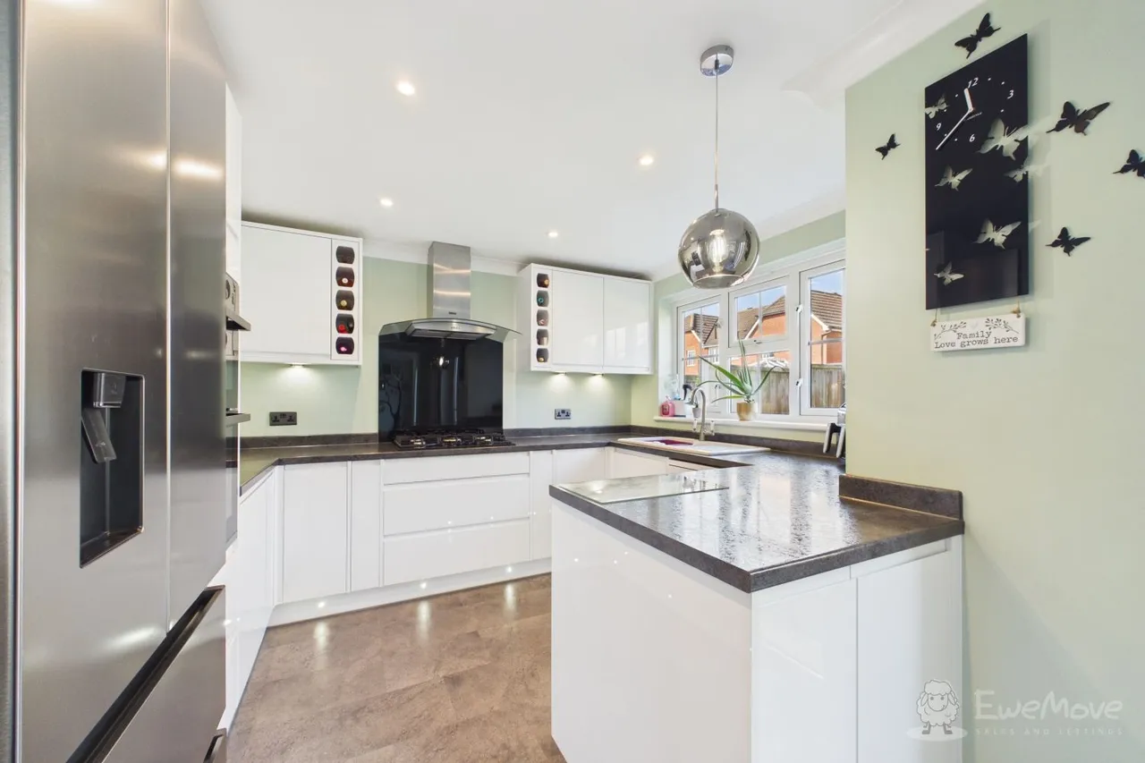 Gloster Close, Hawkinge, CT18, photo 3