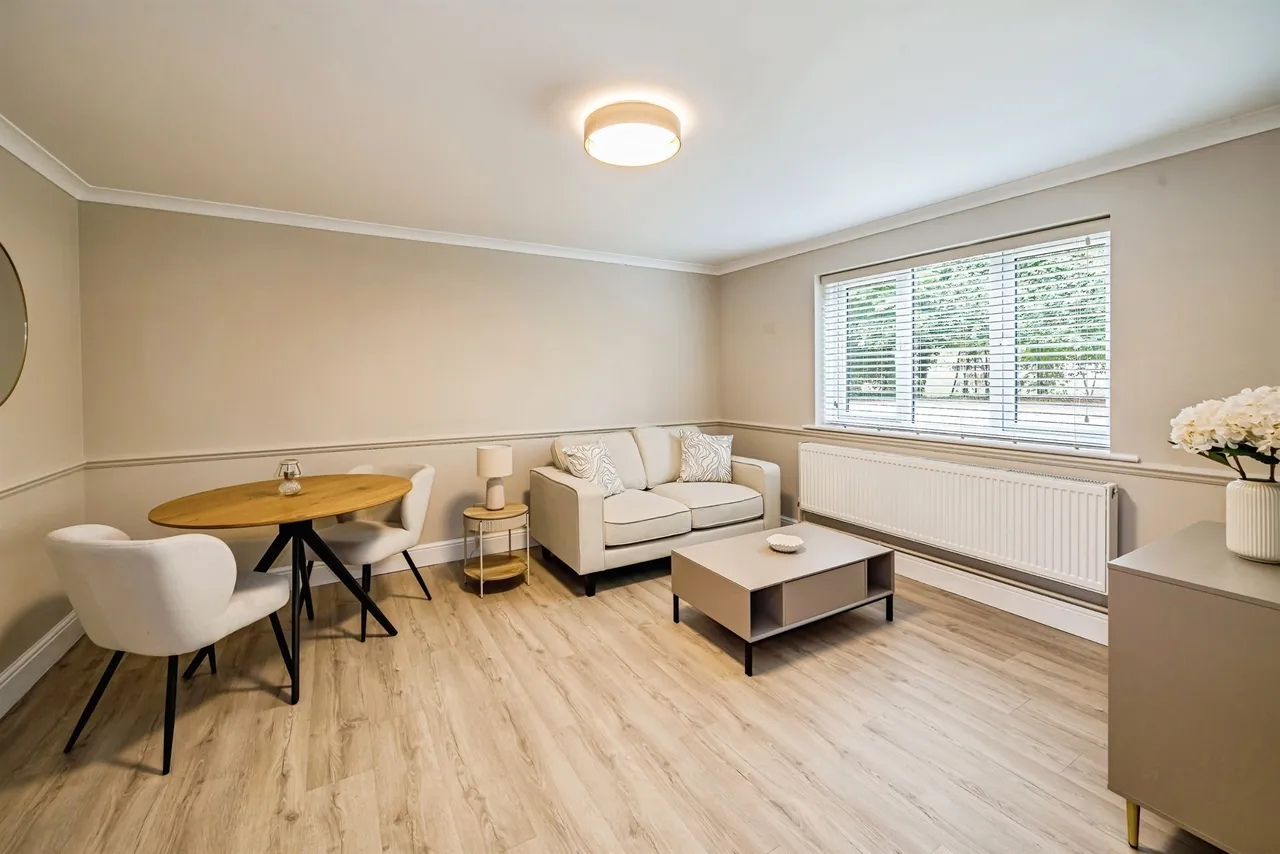 2 bed flat for sale — Lowestoft Drive, Slough