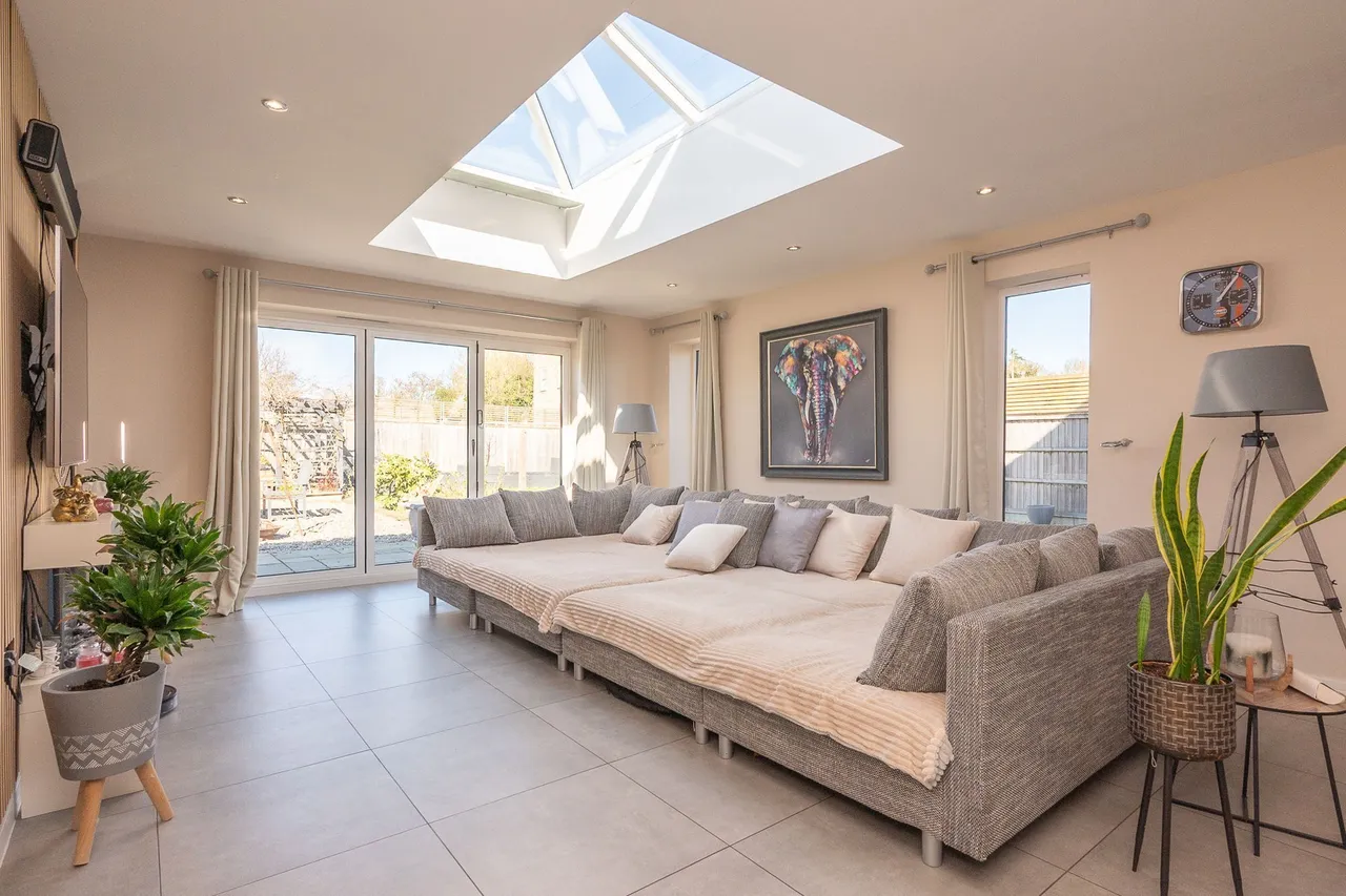 Bright and Spacious Home in Gayton, photo 2