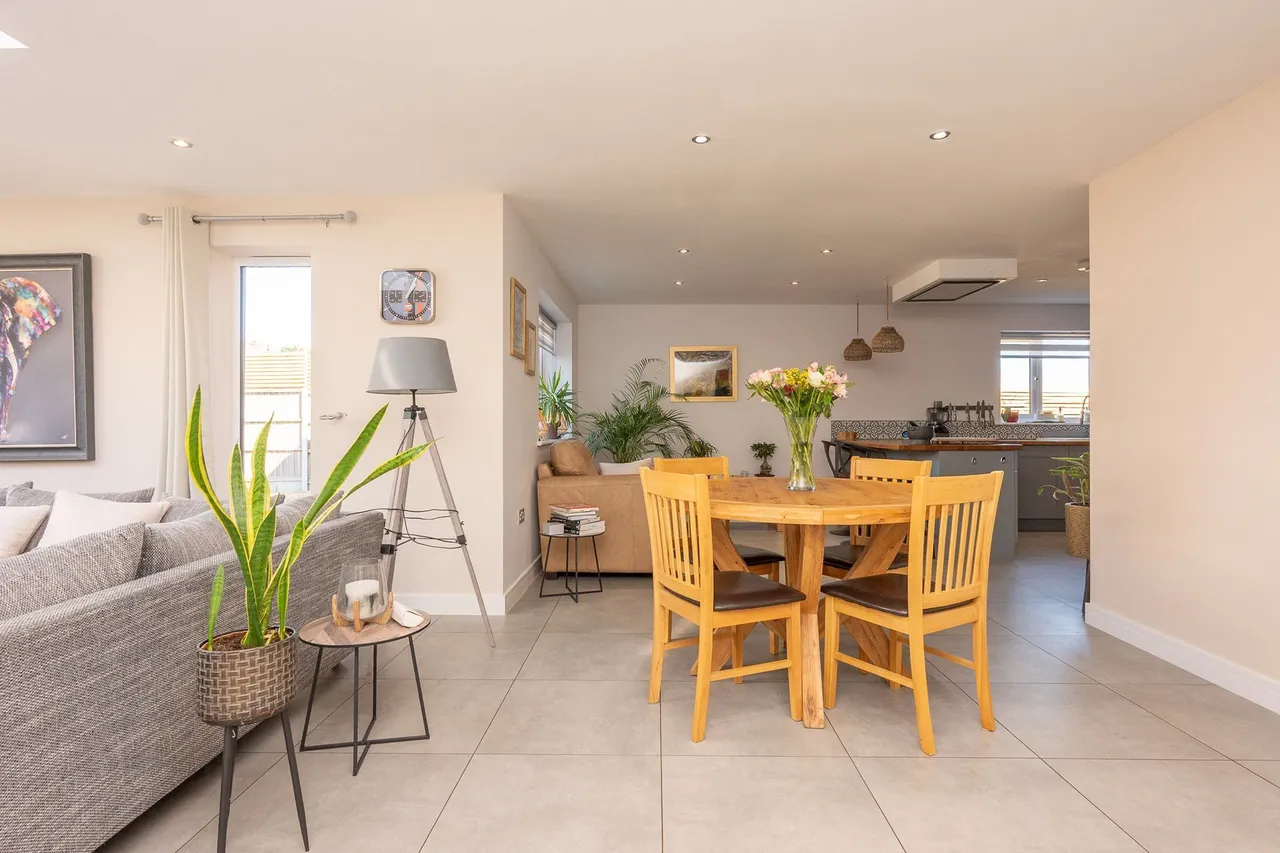 Bright and Spacious Home in Gayton, photo 8