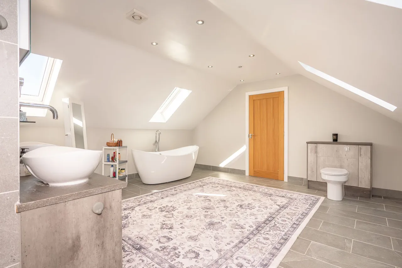 Bright and Spacious Home in Gayton, photo 13