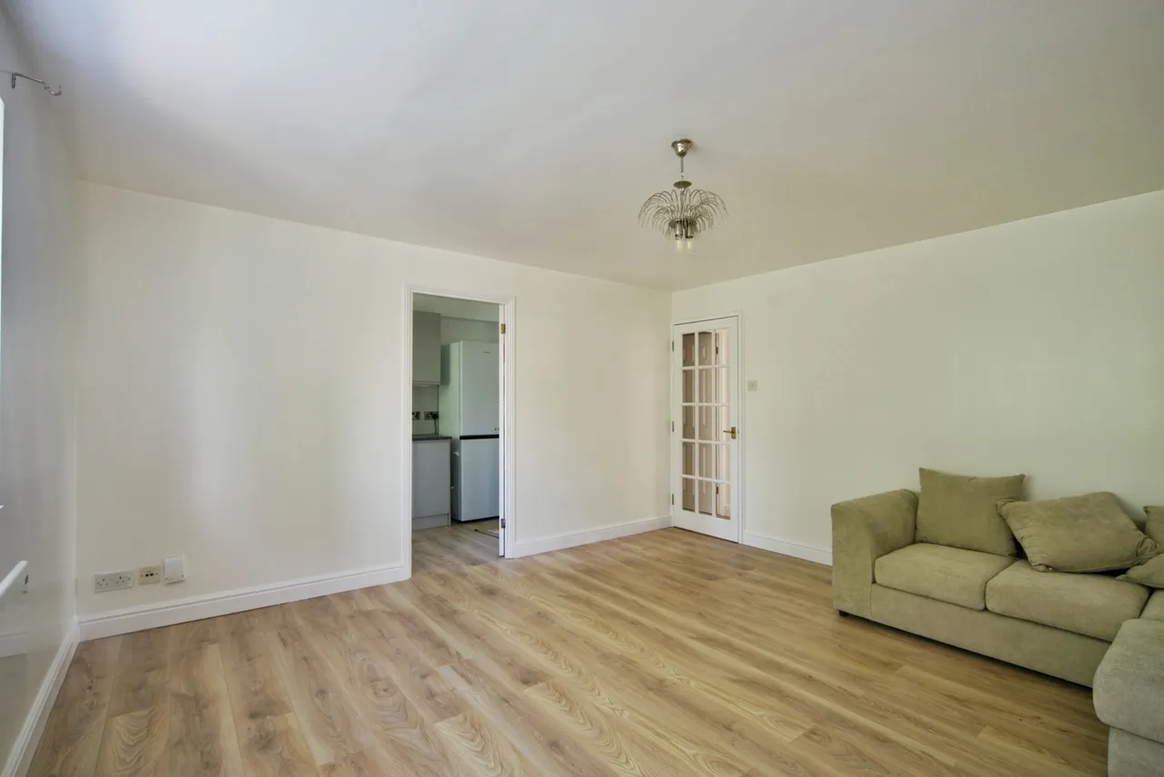 Sten Close, Enfield, EN3, photo 3
