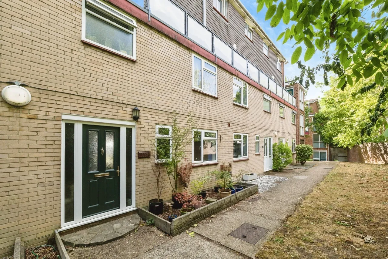 3 bed flat for sale — Victor Close, Hornchurch, RM12