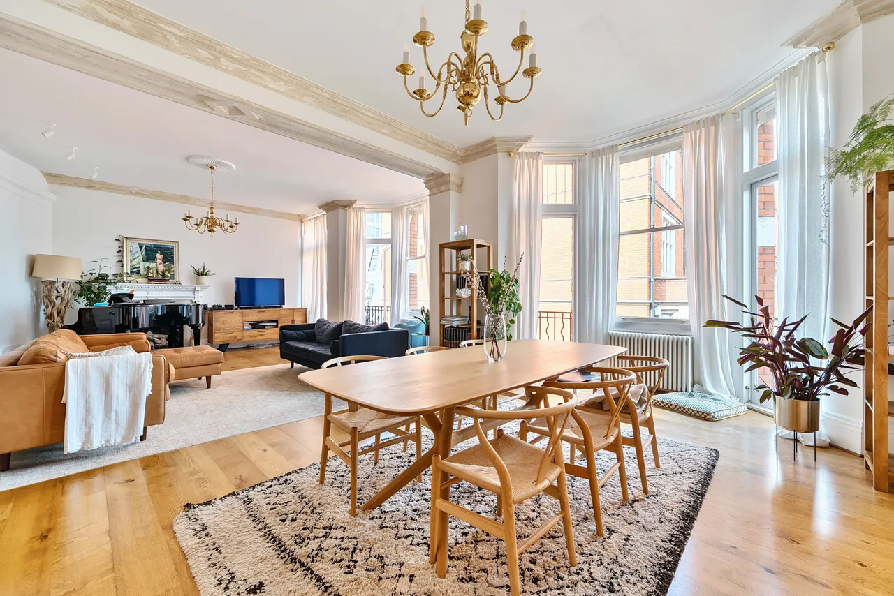 2 bed flat for sale — Kensington Court, London, W8