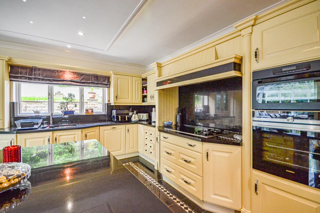 High Meadows, Thornhill, photo 13
