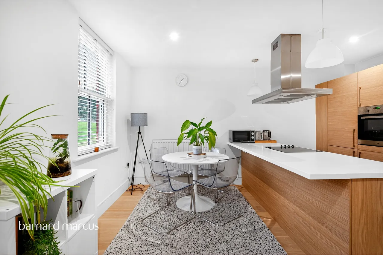 2 bed flat for sale — Hooley Lane, Redhill