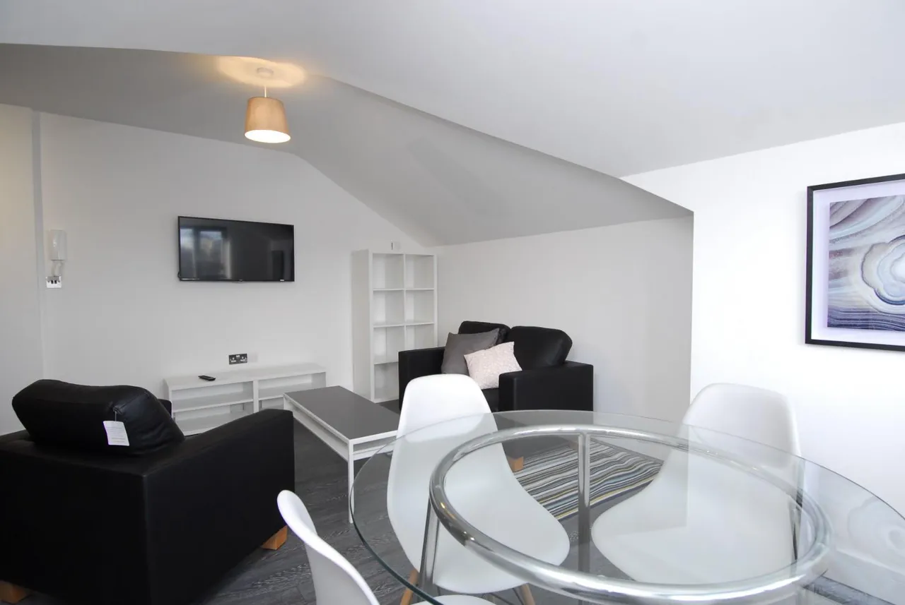 bed apts, Plymouth, photo 3