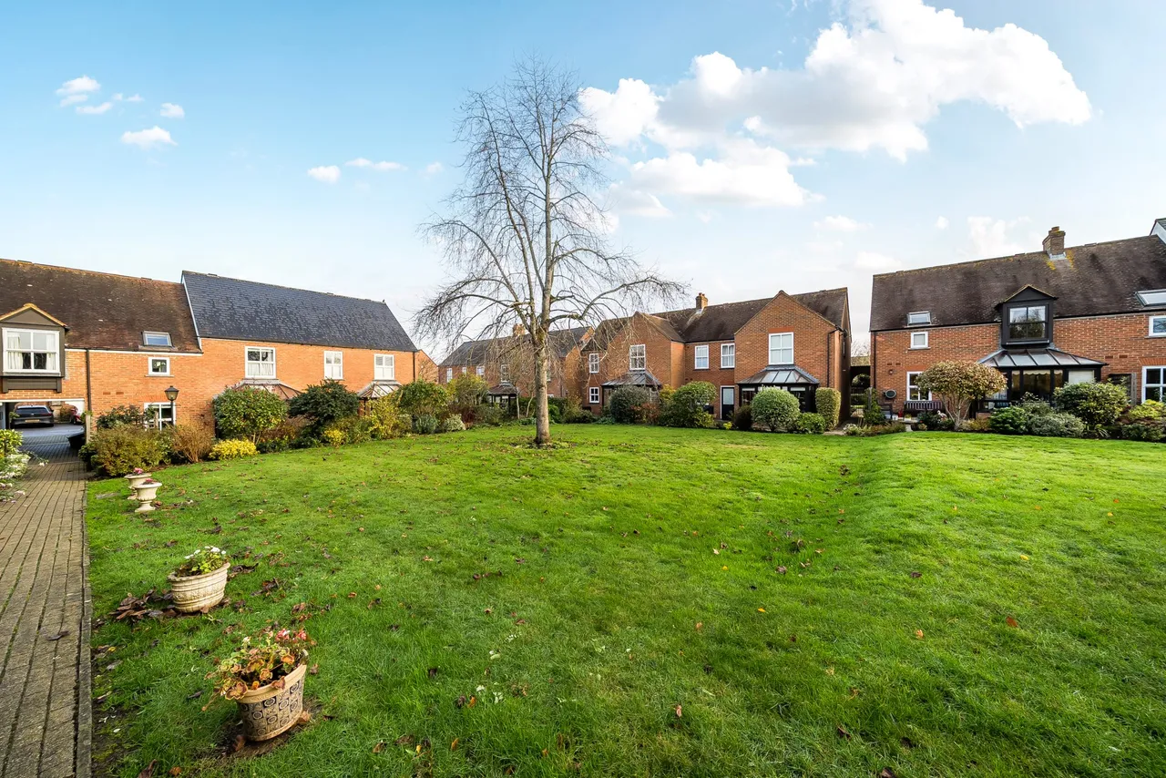 Seymour Place, Odiham, Hook, RG29 1AY, photo 16