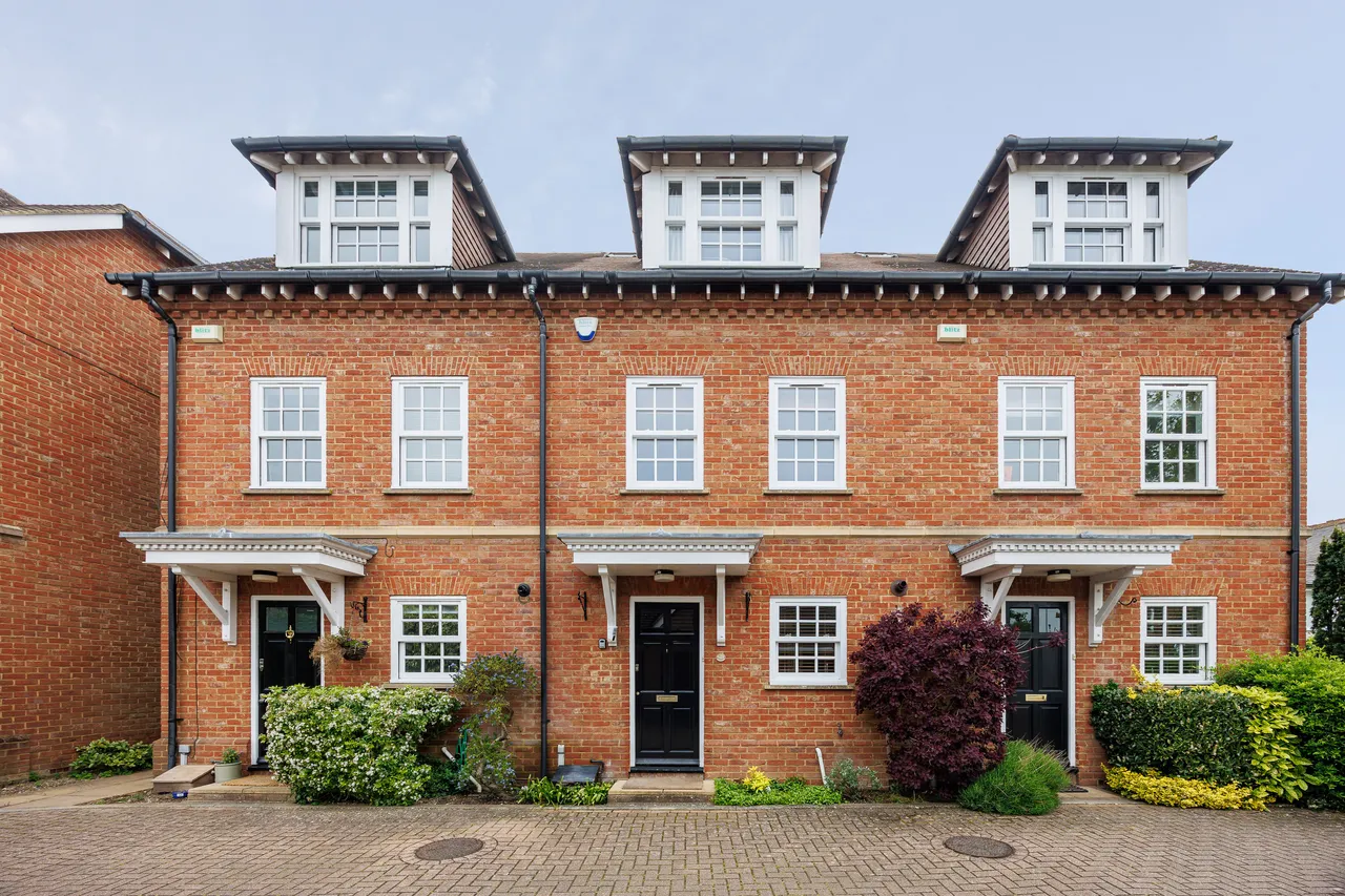 3 bed house to rent — Wedgwood Place, Cobham, KT11