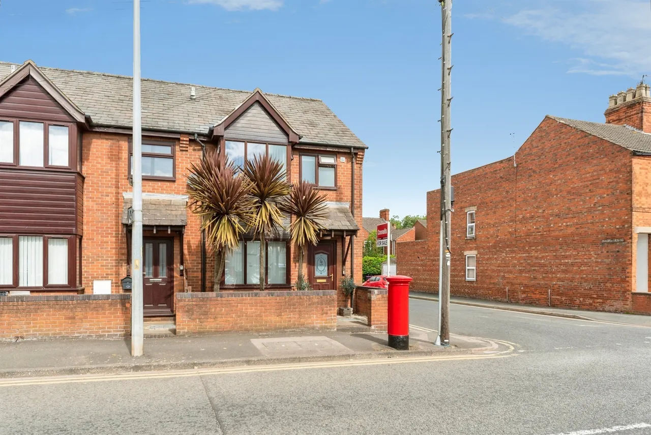 3 bed house for sale — Harlaxton Road, Grantham