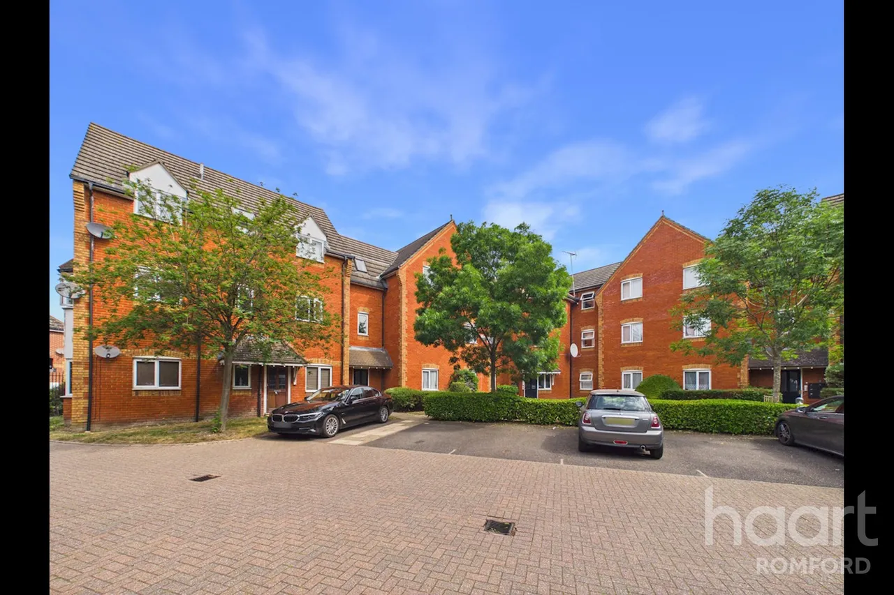2 bed flat for sale, Foxglove Road, Romford, RM7