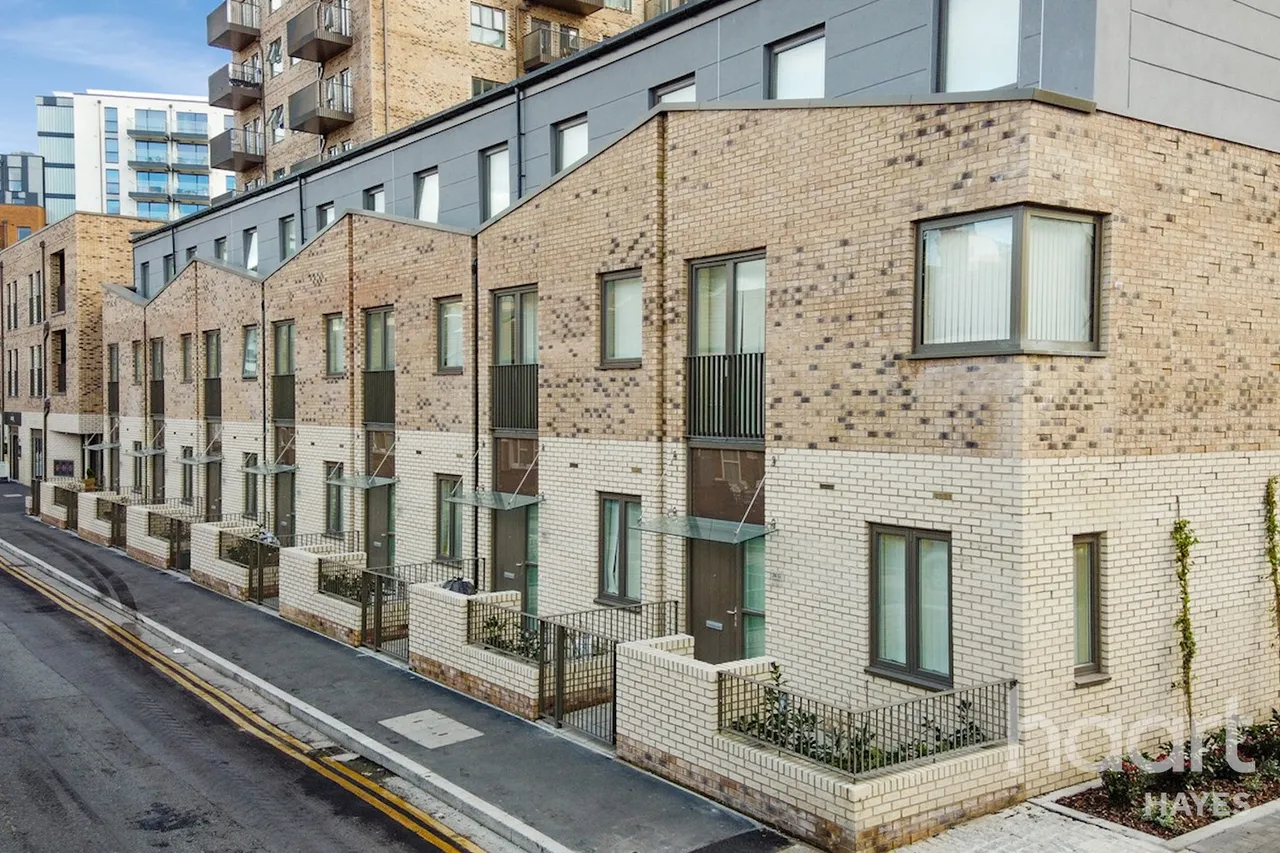 2 bed flat for sale, Blyth Road, Haye, UB3