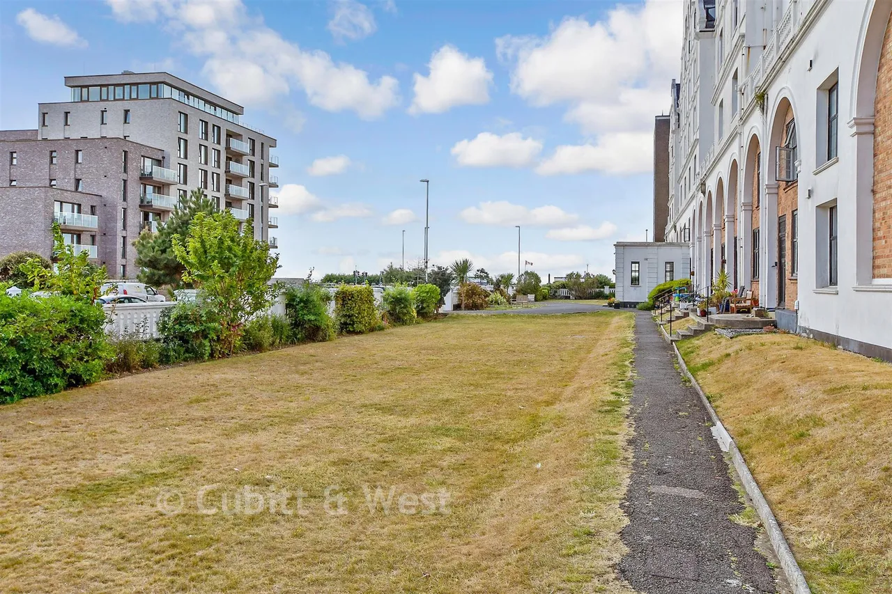 Grand Avenue, Worthing, BN11, photo 14