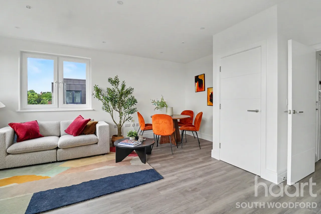 Churchfields, London, E18, photo 8