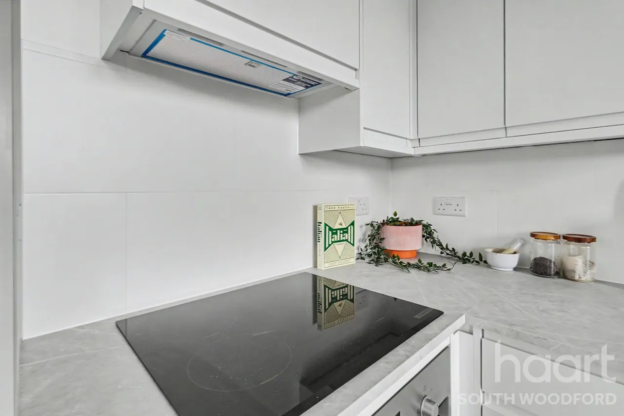 Churchfields, London, E18, photo 11
